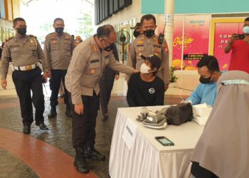 Kapolres Metro Bekasi Tinjau Vaksinasi Booster Merdeka di Hollywood Junction