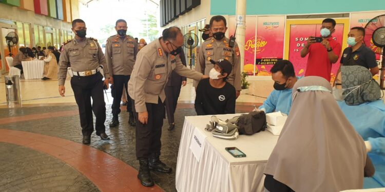 Kapolres Metro Bekasi Tinjau Vaksinasi Booster Merdeka di Hollywood Junction