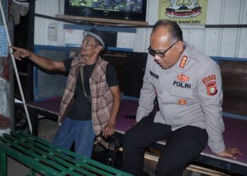 Kapolres Metro Bekasi Sapa Anggota Linmas yang Berjaga Malam