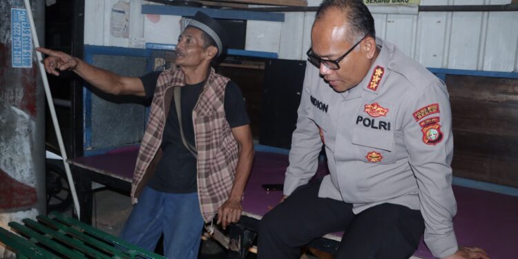 Kapolres Metro Bekasi Sapa Anggota Linmas yang Berjaga Malam