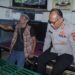 Kapolres Metro Bekasi Sapa Anggota Linmas yang Berjaga Malam