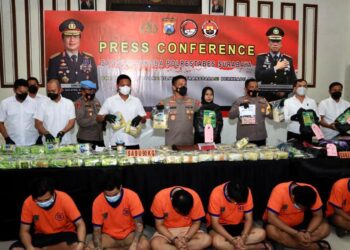 Ringkus 8 Tersangka, Polrestabes Surabaya Sita 90,7 Kg dan 13,6 Kg Ganja