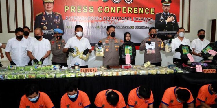 Ringkus 8 Tersangka, Polrestabes Surabaya Sita 90,7 Kg dan 13,6 Kg Ganja