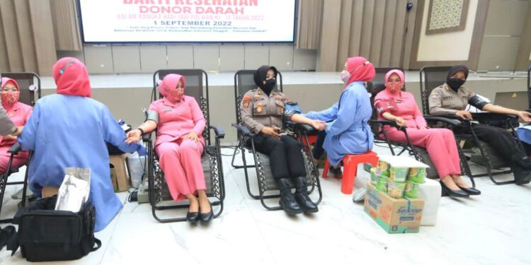 HUT Polwan ke-74, Polda Jatim Gelar Donor Darah, Baksos dan Polwan Goes To School
