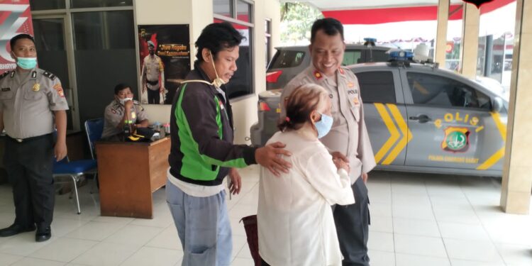 Lansia Terlantar Ditampung Polsek Cikarang Barat Sudah Dijemput Keluarganya