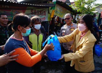 Bersama Mahasiswa, Polres Metro Bekasi Bagikan Bansos ke Ojol dan Opang