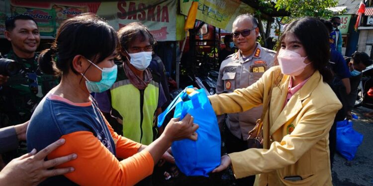 Bersama Mahasiswa, Polres Metro Bekasi Bagikan Bansos ke Ojol dan Opang