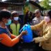 Bersama Mahasiswa, Polres Metro Bekasi Bagikan Bansos ke Ojol dan Opang