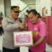 Kapolres Metro Bekasi Bagikan Paket Sembako ke Puluhan Kurir Paket