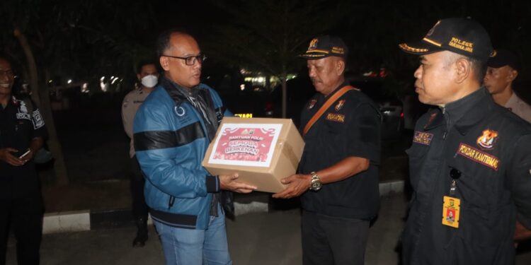 Polres Metro Bekasi Peduli, Salurkan Sembako ke Opang dan Linmas di Tarumajaya