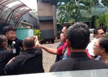 Tuntut Rp 8,6 T Balik, Ratusan Orang Geruduk Kantor Koperasi di Bogor