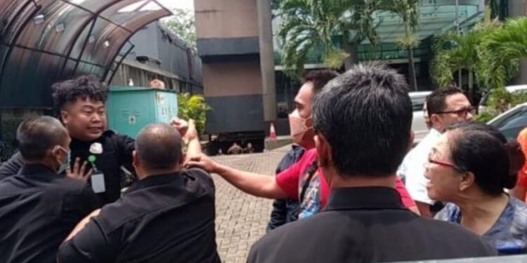 Tuntut Rp 8,6 T Balik, Ratusan Orang Geruduk Kantor Koperasi di Bogor