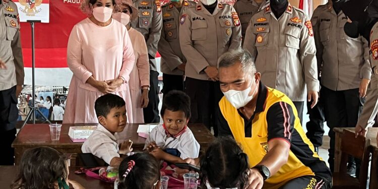 Peringati HUT Polwan ke-74, Ditbinmas Gelar Baksos di Sekolah Darurat