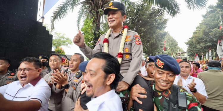 Jadi Kebanggan Anggota, Irjen Nico Afinta Dipanggul Saat Prosesi Pelepasan