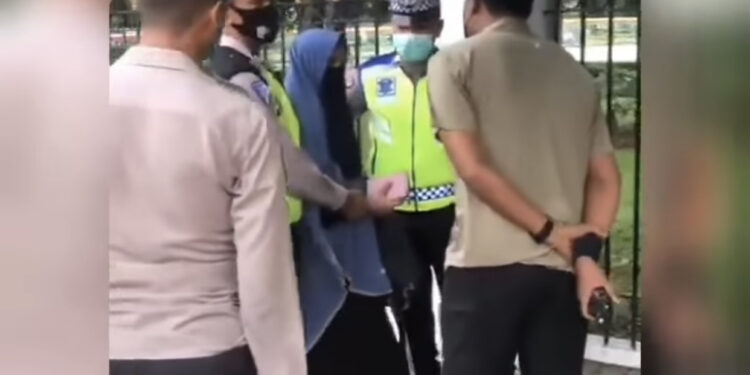 Bawa Senjata dan Terobos Istana, Wanita Bercadar Diamankan Polisi dan Paspampres