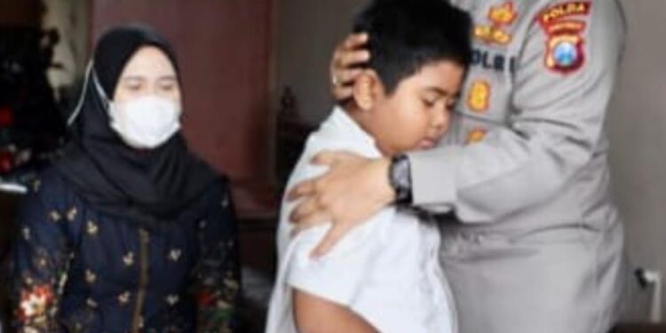 Kapolda Jatim Takziah ke Rumah Anggota Polri yang Meninggal Saat Tugas di Kanjuruhan