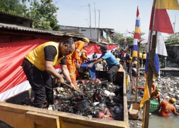 Sumpah Pemuda, Kombes Gidion Angkut Sampah dan Bersihkan Kali Bersama Warga Tambun