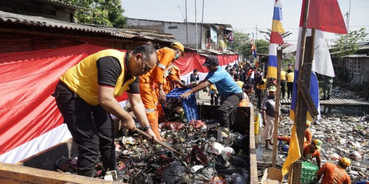 Sumpah Pemuda, Kombes Gidion Angkut Sampah dan Bersihkan Kali Bersama Warga Tambun