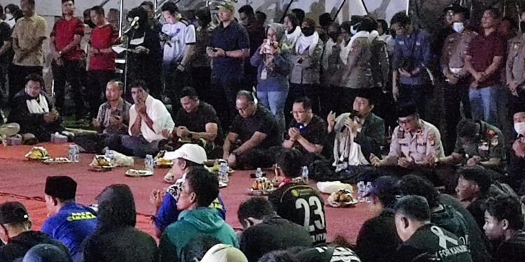 Pray for Kanjuruhan di Stadion Wibawa Mukti