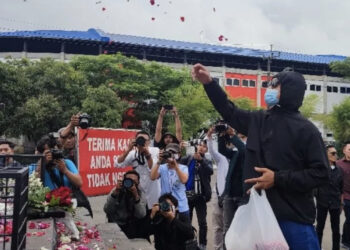 Pasca Ricuh, Puluhan Aremania Tabur Bunga di Depan Patung Singa stadion Kanjuruhan