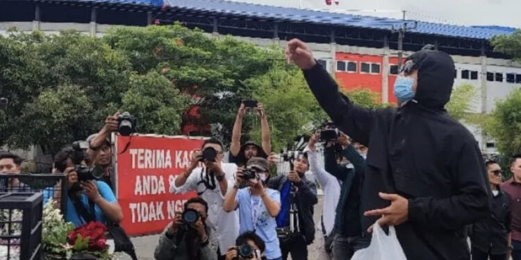Pasca Ricuh, Puluhan Aremania Tabur Bunga di Depan Patung Singa stadion Kanjuruhan