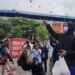 Pasca Ricuh, Puluhan Aremania Tabur Bunga di Depan Patung Singa stadion Kanjuruhan