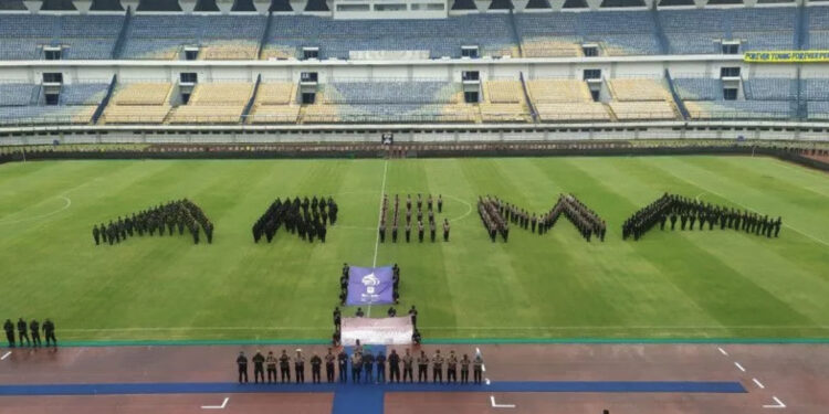 Doa Bersama, Anggota TNI-Polri di Bandung Bentuk Konfigurasi Bertuliskan Arema