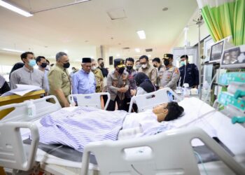 Jenguk Korban Tragedi Kanjuruhan di RS, Kapolda Jatim Sampaikan Permohonan Maaf