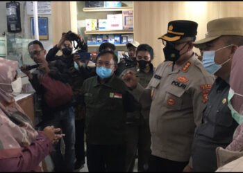 Bersama Dinkes, Kapolres Metro Bekasi Sidak Apotik di Pasar Lama
