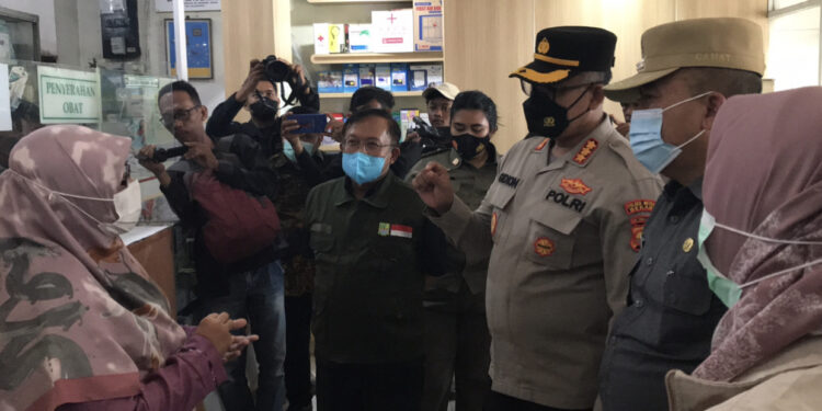 Bersama Dinkes, Kapolres Metro Bekasi Sidak Apotik di Pasar Lama