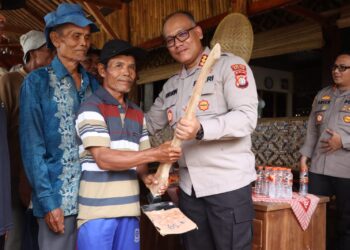 Dukung Swasembada Pangan, Kapolres Metro Bekasi Hadiahi Alat Pertanian untuk Petani