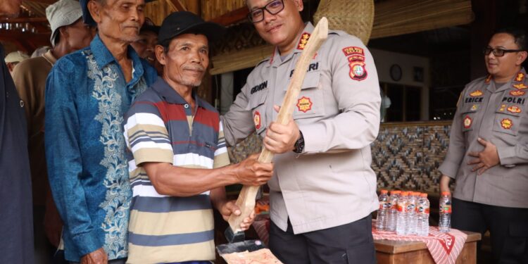 Dukung Swasembada Pangan, Kapolres Metro Bekasi Hadiahi Alat Pertanian untuk Petani