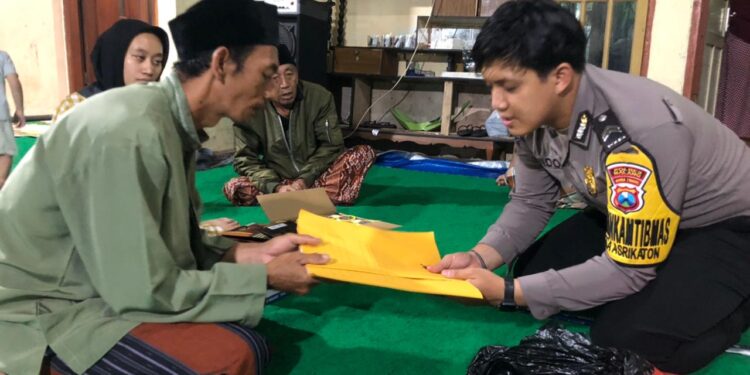 Polda Jatim Salurkan Tali Asih ke Keluarga Korban Tragedi Kanjuruhan