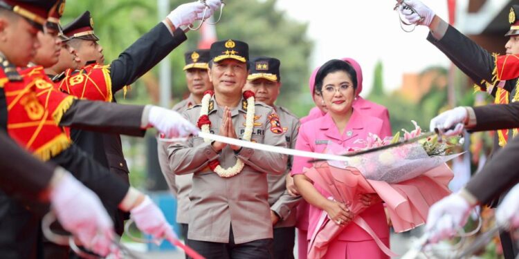 Suasana Haru Selimuti Acara Pelepasan Irjen Pol Nico Afinta