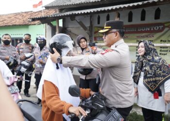 Sosialisasi Operasi Zebra, Kapolres Metro Bekasi Bagi-bagi Helm di SMAN 1 Cikarang Timur