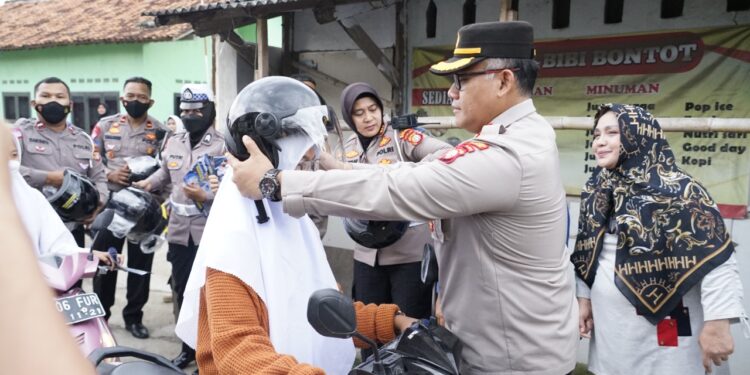 Sosialisasi Operasi Zebra, Kapolres Metro Bekasi Bagi-bagi Helm di SMAN 1 Cikarang Timur