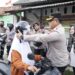 Sosialisasi Operasi Zebra, Kapolres Metro Bekasi Bagi-bagi Helm di SMAN 1 Cikarang Timur