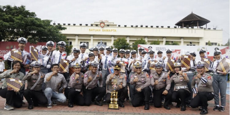 Bantu Tugas Kepolisian, Warga dan Pocil Direward Kapolres Metro Bekasi