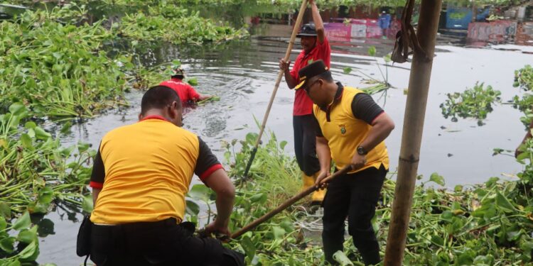 Cegah Banjir, Kapolres Metro Bekasi Ajak Warga Jaga Kebersihan Aliran Sungai