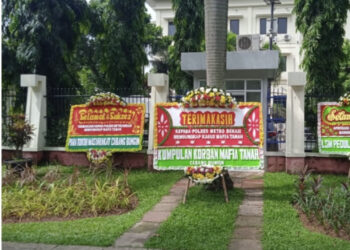 Berantas Mafia Tanah, Halaman Polres Metro Bekasi Dihiasi Bunga Papan