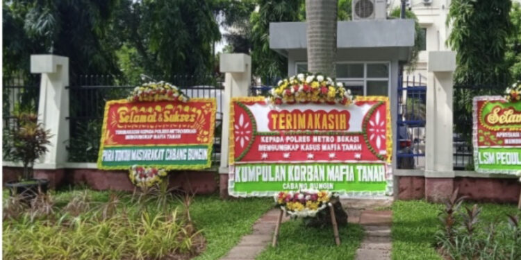 Berantas Mafia Tanah, Halaman Polres Metro Bekasi Dihiasi Bunga Papan