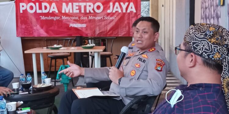 Dekatkan Diri ke Masyarakat, AKBP Danang Setiyo Pimpin Jumat Curhat di Depok