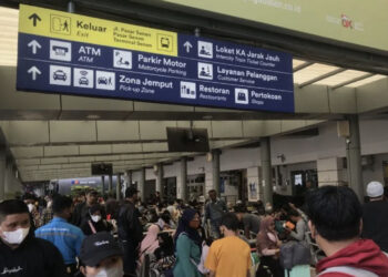 H-2 Jelang Natal, Stasiun Pasar Senen Mulai Dipadati Penumpang