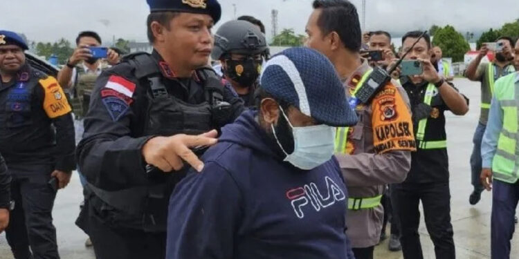 Jadi Tersangka, Mantan Bupati Mamberano Diterbangkan ke Jakarta