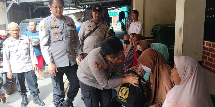 Polres Metro Jakut Salurkan Bantuan Kapolri ke Warga Terdampak Kenaikan Harga Sembako
