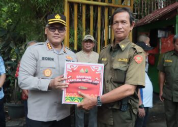 Sambangi RW 10 Sunter Agung , Kapolres Metro Jakut Bagikan Bantuan Kapolda Metro Jaya ke Linmas