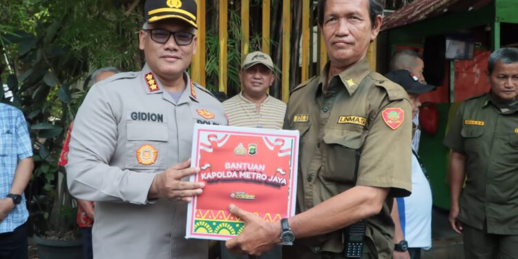 Sambangi RW 10 Sunter Agung , Kapolres Metro Jakut Bagikan Bantuan Kapolda Metro Jaya ke Linmas