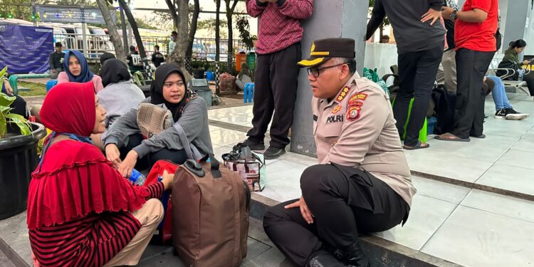 Sambangi Terminal Tanjung Priok, Kapolres Metro Jakut Sapa Sopir & Pemudik