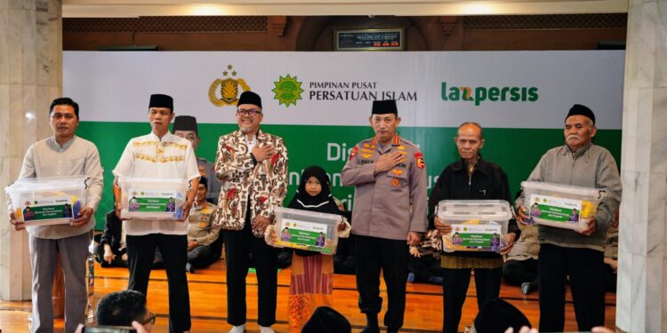 Kerjasama Bareng PP Persis, Kapolri Salurkan 30 Ribu Sembako ke Warga yang Membutuhkan