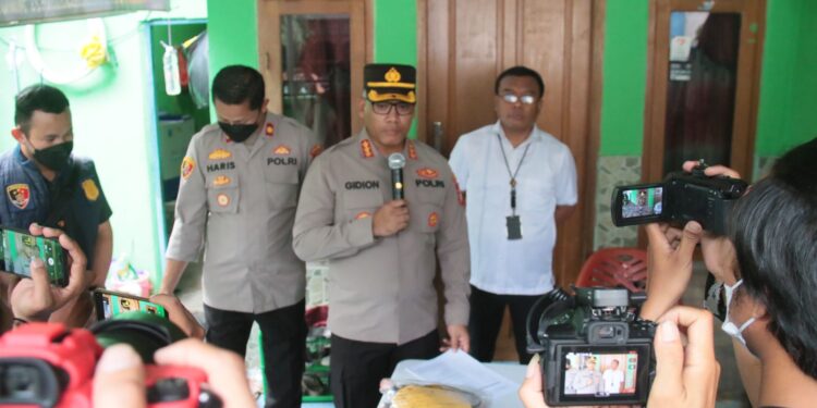 Reskrim Polres Metro Jakut Amankan Pelaku Pengoplosan Tabung Gas 3 Kg di Cilincing